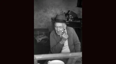 Homem a fazer a barba. Óbidos, 1978. Crédito: Nuno Félix da Costa. 