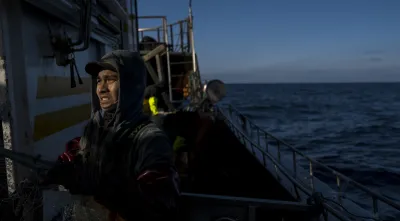 Imagem de um pescador indonésio num barco de pesca português. Crédito: Ricardo Rodrigues.