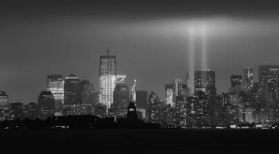 Uma imagem de Nova Iorque, onde se assinalam com dois feixes de luz o local do ataque às torres gémeas, que fez três mil mortos.