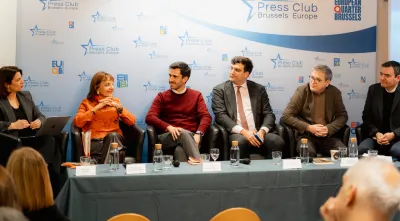 Os cinco autores do livro da Fundação «O Trabalho Forçado», sentados. Do lado direito da imagem, a moderadora.