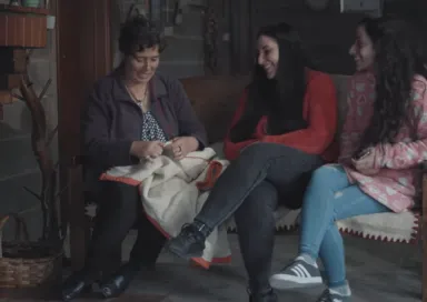 Imagem de uma mãe a conversar com as filhas adolescentes no documentário «Os dias contados»