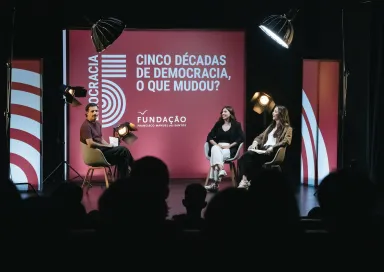 Imagem do debate «E Depois da Revolução: Democracia e Igualdade de Género», com Guilherme Geirinhas, Maria Castello Branco e Mariana Esteves