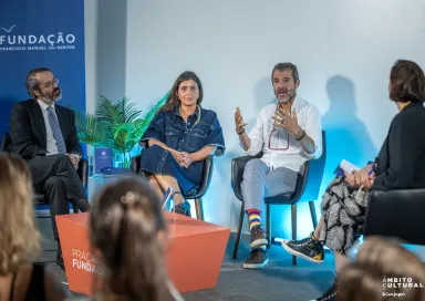 Imagem do advogado João Taborda da Gama, da professora Maria Carmo Carvalho e de Pedro Teixeira, durante a Praça da Fundação «Viagem aos psicadélicos: novas terapias e horizontes pessoais?»