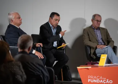 Imagem do debate da Praça da Fundação sobre cibersegurança e as ameaças virtuais com José Tribolet, António Gameiro Marques e Pedro Veiga. D/R