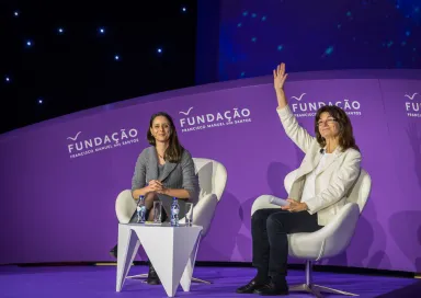 Imagem da astrónoma Carolyn Porco durante a sua sessão no Encontro da Fundação