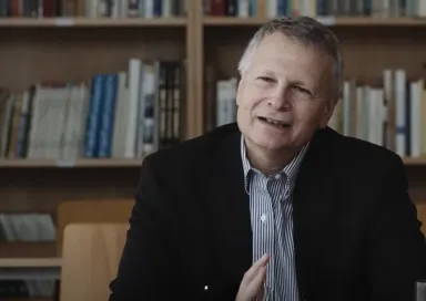 Imagem do economista político Dani Rodrik na entrevista «O valor da liberdade»