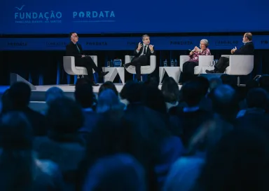 Imagem do debate sobre os desafios para o futuro de Portugal, com Pedro Góis, Alice Vieira e José Manuel Sobral.