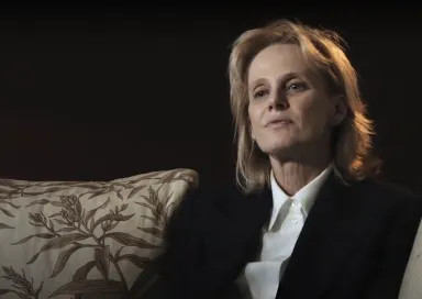 Imagem da romancista, ensaísta e poeta Siri Hustvedt na entrevista «O valor da liberdade»