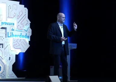 Imagem de Yochai Benkler no Encontro da Fundação