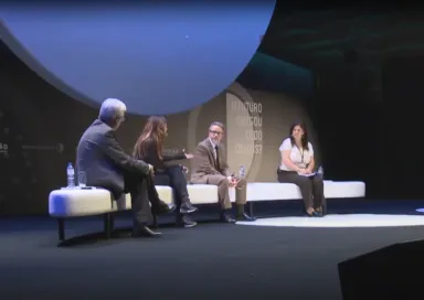 O politólogo Andrew Chadwick sentado num sofá branco, à conversa com duas senhoras e um homem. Fundo escuro, com o logotipo da Fundação.