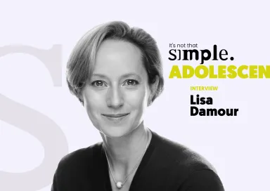 Retrato a preto e branco de Lisa Damour sobre um fundo rosa claro, com o texto "It's not that simple. Adolescence interview".