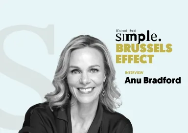 Retrato a preto e branco da professora de Direito Anu Bradford, sobre um fundo azul, com o título: "It's not that simple. Brussels Effect. INTERVIEW".