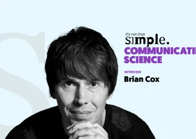 Retrato a preto e branco de Brian Cox, sobre um fundo azul, com o texto "Comunicar Ciência não é assim tão simples".