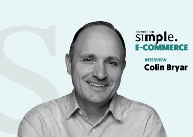 Colin Bryar sobre um fundo azul claro. Texto: "E-COMMERCE. Entrevista."