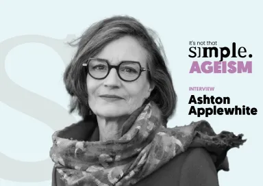 Retrato a preto e branco de Ashton Applewhite, sobre um fundo azul claro, com o texto "It's not that simple. Ageism. Interview."