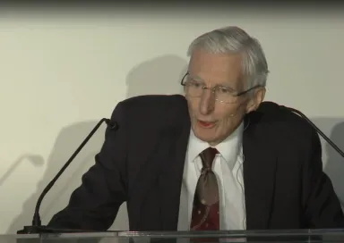 Martin Rees a falar em cima de um púlpito em Lisboa.