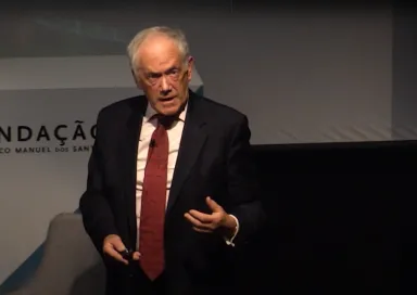 Peter Atkins a falar no palco do Auditório Mar da Palha do Oceanário de Lisboa, com o texto no fundo "Fundação Francisco Manuel dos Santos"