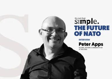 Retrato a preto e branco de Peter Apps, comentador de política internacional na Reuters, sobre um fundo cinzento, com o texto "It's not that simple. The future of NATO.".
