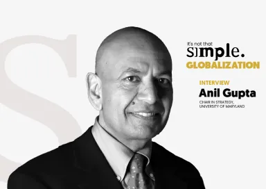Retrato a preto e branco de Anil Gupta, sobre um fundo cinzento, com o texto: "It's not that simple. GLOBALIZATION". Entrevista".