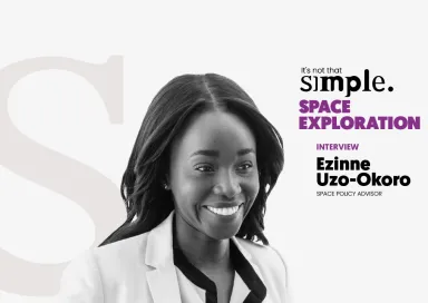 Retrato a preto e branco da cientista Ezinne Uzo-Okoro a sorrir, sobre um fondo cinzento, com o texto "SPACE EXPLORATION. Ezinne Uzo-Okoro interview.
