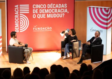 Imagem de Tomás Magalhães, Alda Azevedo e Pedro Góis durante o debate «E depois da revolução: população e famílias»