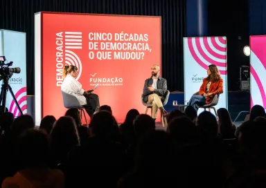 Imagem de Capicua, Margarida Graça Santos e José Pedro Sousa durante o debate «E depois da revolução: saúde e economia»
