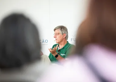 Imagem de Arlindo Oliveira durante a Praça da Fundação «IA Generativa: máquinas pensantes são promessa ou ameaça?»