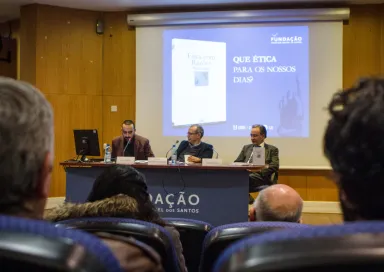 Imagem da apresentação do ensaio «Ética com Razões», com Pedro Galvão, Viriato Soromenho-Marques e António Araújo