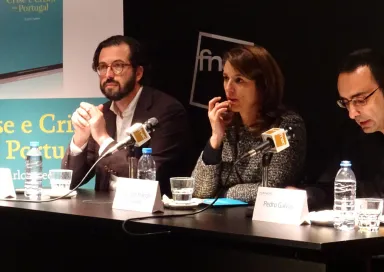 Imagem da apresentação do ensaio «Crise e Crises em Portugal», de Carlos Leone