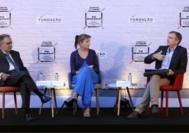 Imagem da apresentação do ensaio «A democracia na Europa», de Catherine Moury, com António Goucha Soares e António Araújo