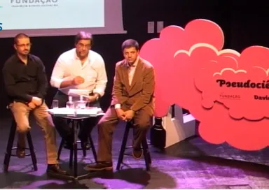Imagem da apresentação do ensaio «Pseudociência», de David Marçal, com Jorge Buescu e Nuno Garoupa.