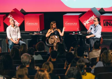 Imagem de Ricardo Araújo Pereira, Mariana Cabral e João Pereira Coutinho durante a sessão «Olha aí que isso alieja» no Worten Mock Fest