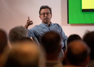 Imagem de José Carlos Mota, autor do ensaio «A Participação Cívica em Portugal», durante a apresentação do livro