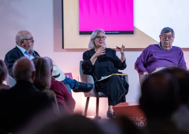Imagem de Fernando Correia de Oliveira, Luísa Lima e Carlos Fiolhais durante a Praça da Fundação «Portugal, a medida do tempo»