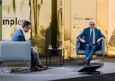 Imagem do jornalista Pedro Pinto e do biólogo Alfonso Martínez Arias durante a entrevista «Genética não é assim tão simples»