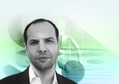 Retrato a preto e branco do politólogo Ricardo Soares de Oliveira sobre um fundo azul e verde com uma marioneta e o logotipo "S.".