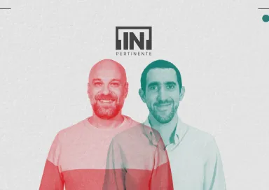 Hugo van der Ding ao lado de Bernardo Caldas. Ambos sorridentes. Ao centro, o logotipo [IN]Pertinente