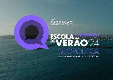 Imagem aérea de uma das margens do rio Tejo, com um texto sobreposto e destacado: "Escola de verão 24" e "Geopolítica".