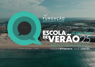 O logotipo da escola de verão da Fundação com o texto "Escola de Verão 25", sob uma imagem de uma praia-