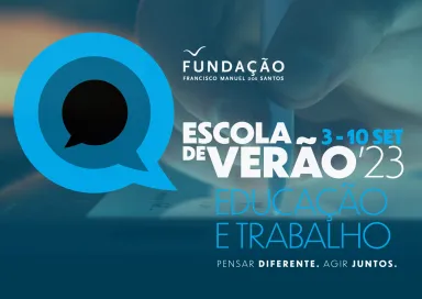 Logotipo da Escola de verão da Fundação, com o texto "Escola de Verão 23", sob uma imagem de uma mão a escrever no tablet.