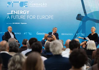 Três pessoas sentadas no palco. Uma plateia a assistir. Texto "Energy, a future for Europe".