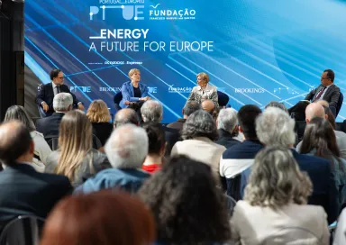 Dois homens e duas mulheres sentados num palco. Várias cabeças de pessoas a assistir. Texto "Energy: a future for Europe".