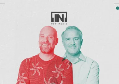 Dois homens sorridentes, no centro da imagem. Por cima das suas cabeças, o logotipo "[IN]Pertinente.
