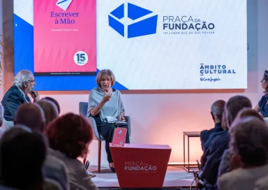 Imagem de uma plateia, onde estão sentados a debater um homem e uma mulher: o neurologista Alexandre Castro Caldas e escritora Lídia Jorge.