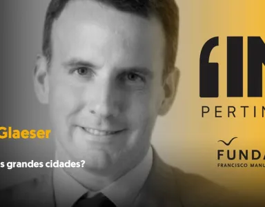 Retrato de Edward Glaeser a preto e branco, sobre um fundo cinzento e amarelo. Texto: "Futuro: como serão as grandes cidades?".