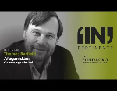 Retrato a preto e branco do antropólogo social Thomas Barfield, sobre um fundo amarelo e o texto "ENTREVISTA. Afeganistão: Como se joga o futuro?" e logos da Fundação e do [IN]Pertinente.