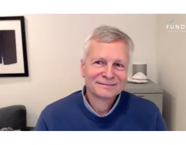 Retrato de Dani Rodrik. O logo da Fundação no canto superior direito.