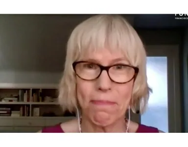 A médica e jornalista Meredith Wadman a dar uma entrevista, em casa. 