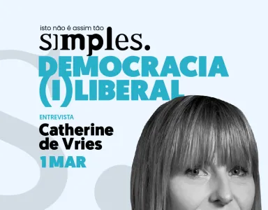 Retrato a preto e branco de Catherine de Vries. Fundo azul com o texto "Democracia (i)liberal. Entrevista".