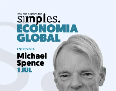 Retrato do economista Michael Spence sobre um fundo azul claro e com o texto "Isto não é assim tão simples. Economia Global".